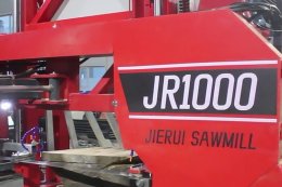 Пильная головка промышленной пилорамы JR1000, движущаяся по закалённому стальному рельсу во время реза
