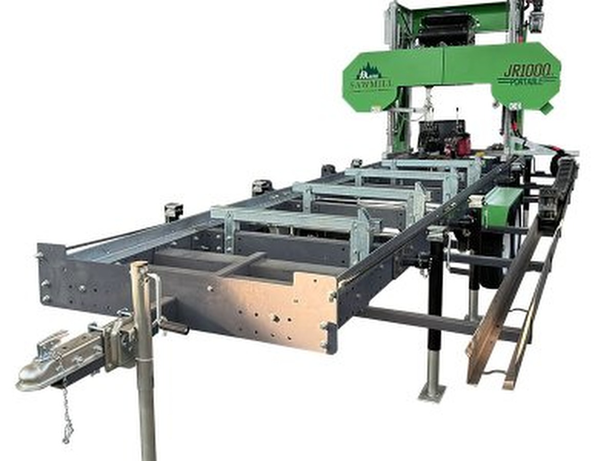 Aserradero portátil JERRY JR1000 sobre su vía, la máquina que produce tablones para la canteadora de tablas