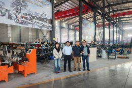 Japanische Käufer stehen mit dem Jierui-Team in der Montagehalle für Forstmaschinen