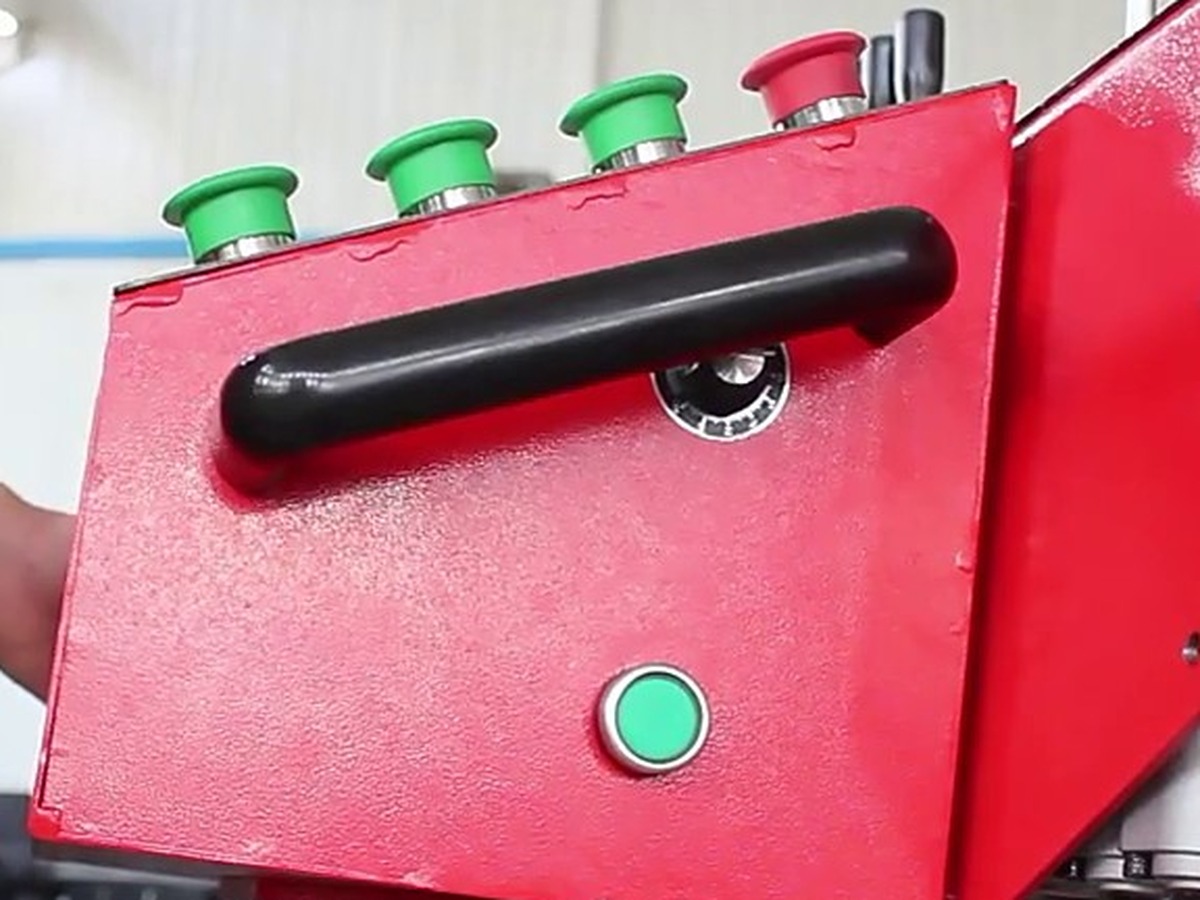 Panneau de commande hydraulique sur une scierie commerciale avec manomètres et commandes de démarrage