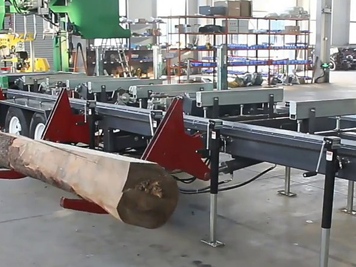 Chariot de scierie et pinces à grumes maintenant une grume d’équerre avant une passe de coupe de précision