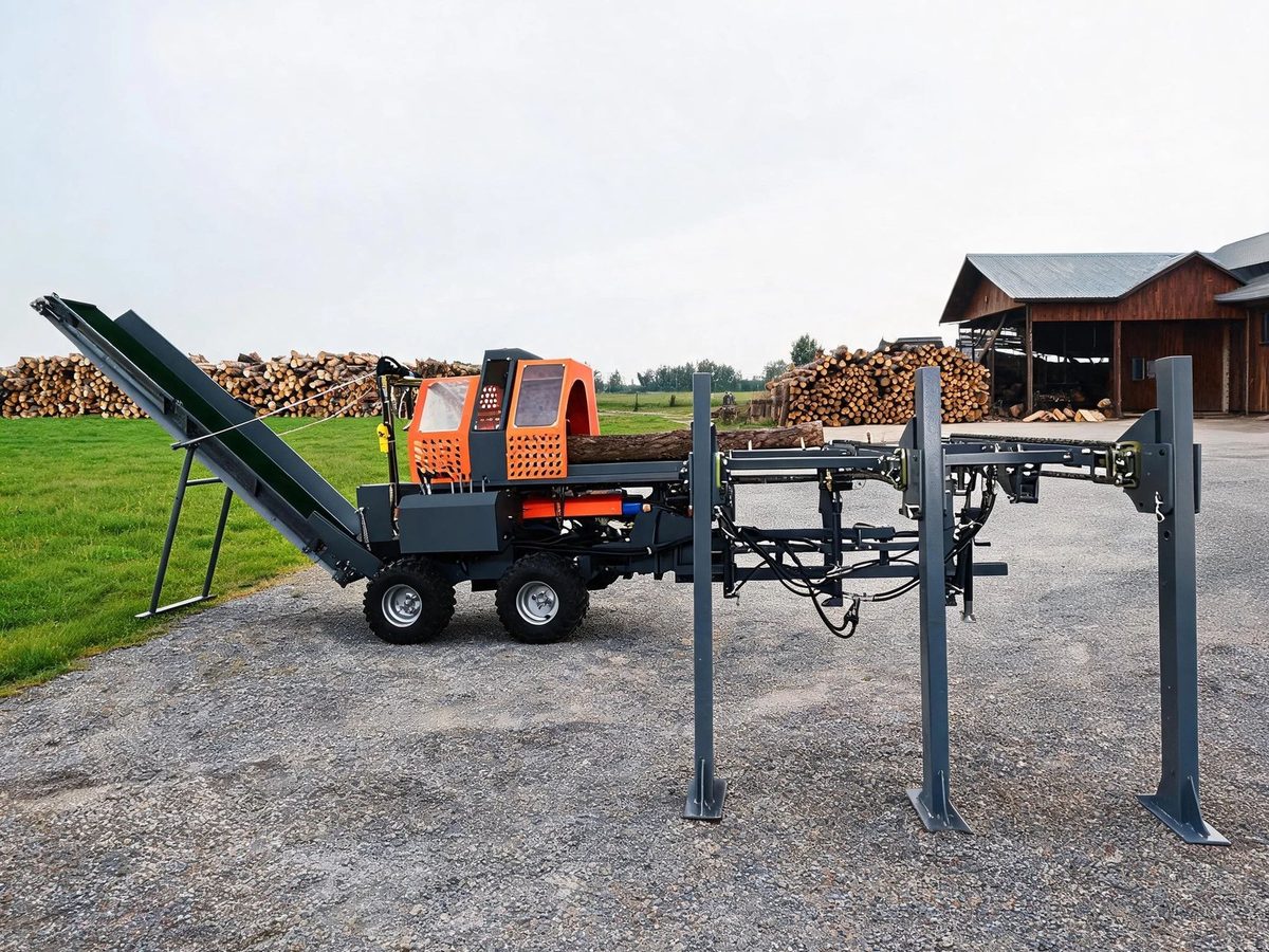 JERRY 45T log splitter with log deck and discharge conveyor outdoors