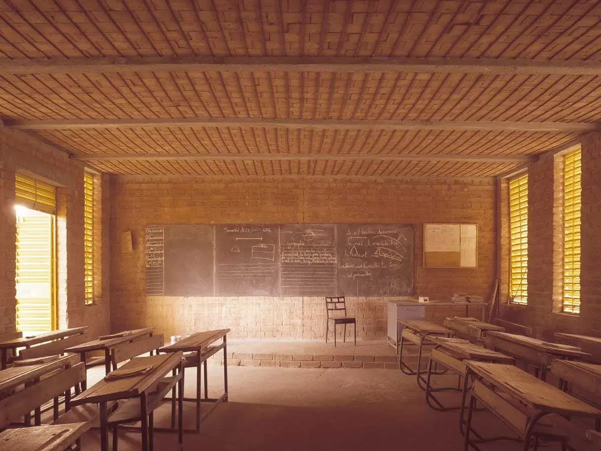 بناء مدرسة للأطفال