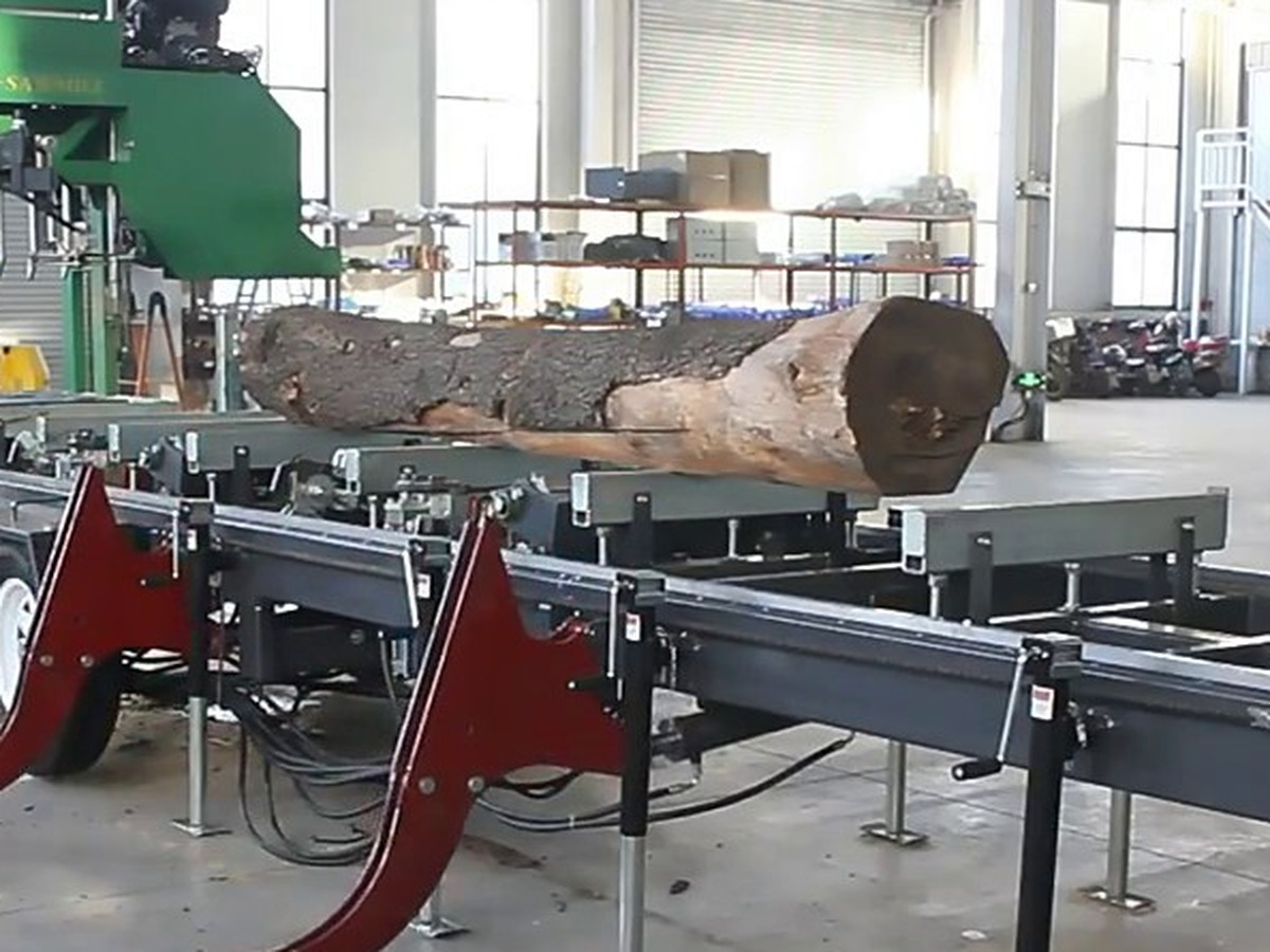 Banc de scierie robuste avec équipement de manutention des grumes dans l’atelier