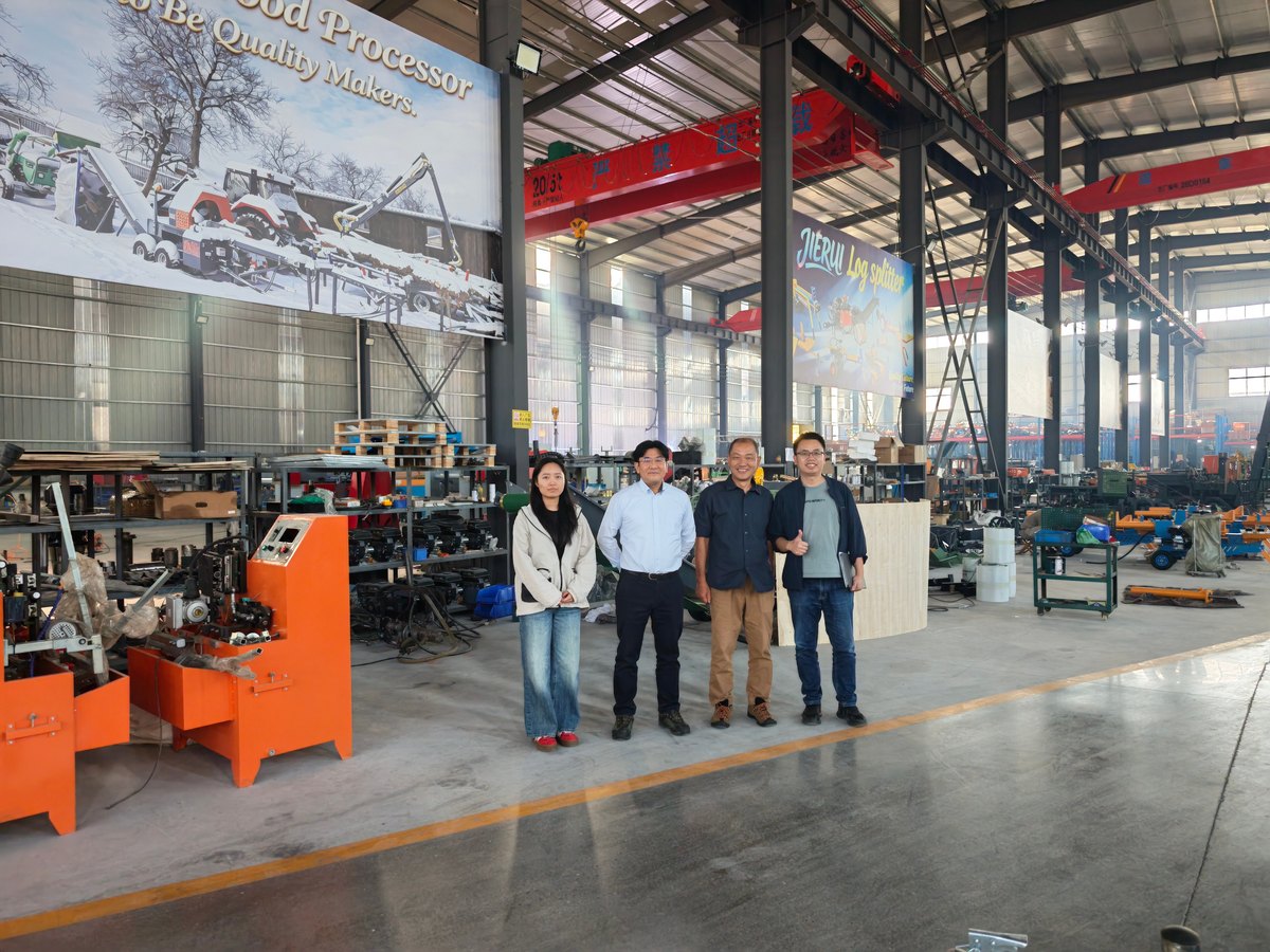 Compradores japoneses con el equipo de Jierui en la planta de ensamblaje de la fábrica