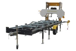 Tragbares Bandsägewerk auf einem Straßenanhänger mit Zugstange, Nivellierfüßen und Stammklemme, vorbereitet für Verpackung und Seefracht